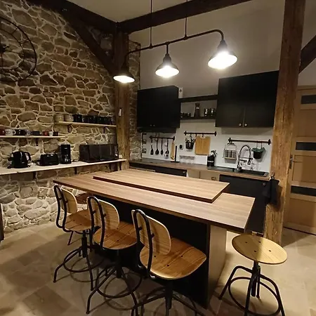 Grange Renovee Dans Cour Privee