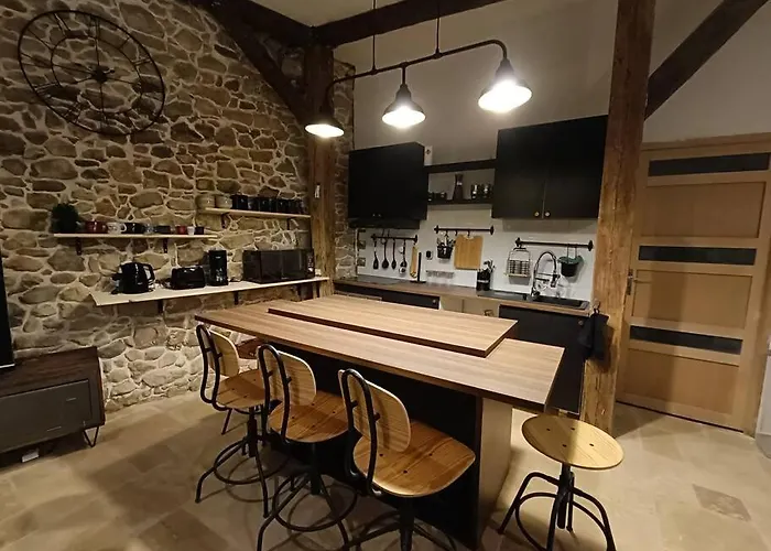 Grange Renovee Dans Cour Privee